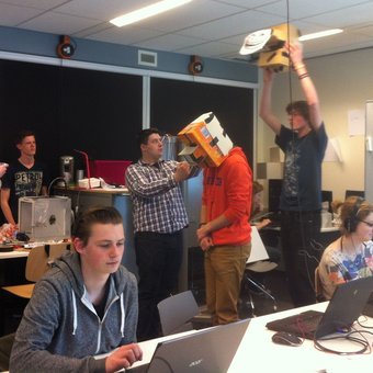 Studenten X-lab experimenteren
