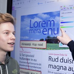 Twee studenten bij smartboard