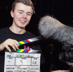Twee studenten Audiovisueel met camera en clapper board