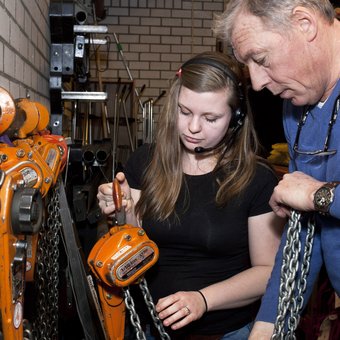 Student PET en begeleider met kabels