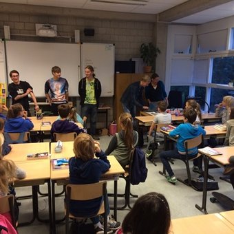 Studenten Mediadeveloper geven les aan kinderen tijdens CodeUur