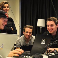 Studenten Studio TopNok aan het werk op de laptop in lokaal