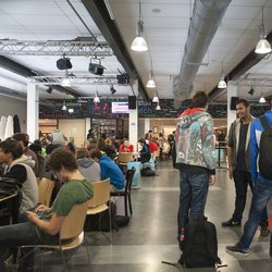 studenten in kantine Mediacollege Amsterdam