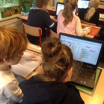 Kinderen krijgen programmeerles Code Uur