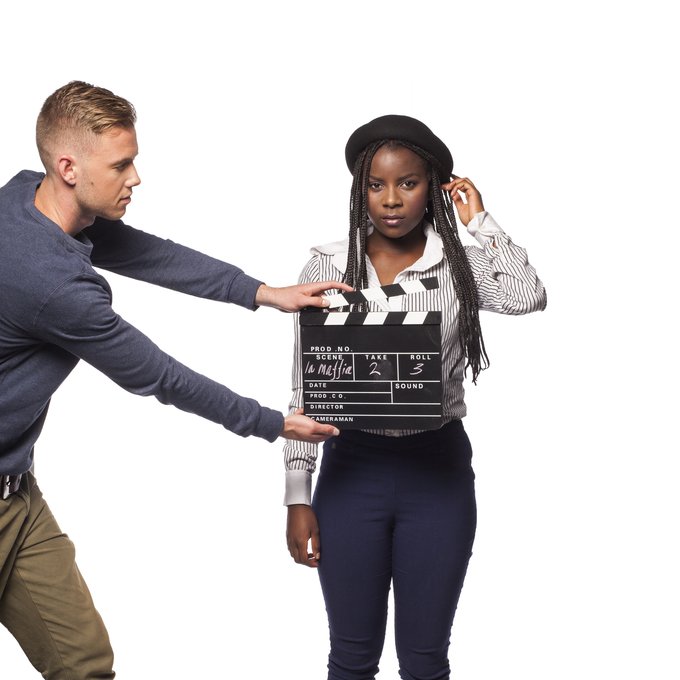 Meisje met hoed en jongen met clapper board